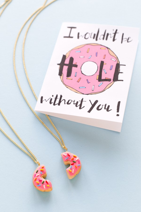 Mother-daughter necklace sets: DIY sprinkle donut mother-daughter necklace set | Studio DIY 