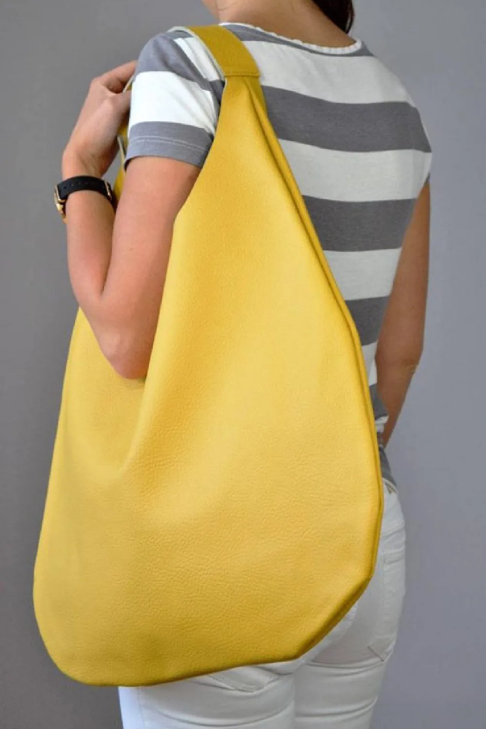Hot oversized totes for spring/summer 2022: This yellow leather hobo from an Etsy leather artist is amazing!