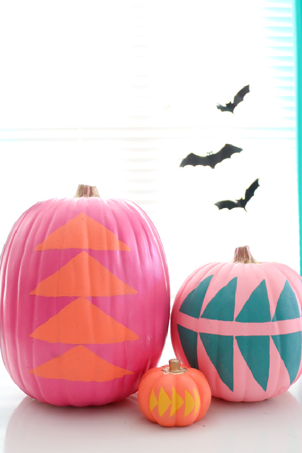 No-carve Halloween pumpkins: Mid-century geometric painted pumpkins | A Kailo Chic Life