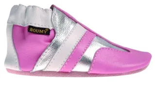 These baby booties are erg schattig. (That's "very cute" in Dutch).