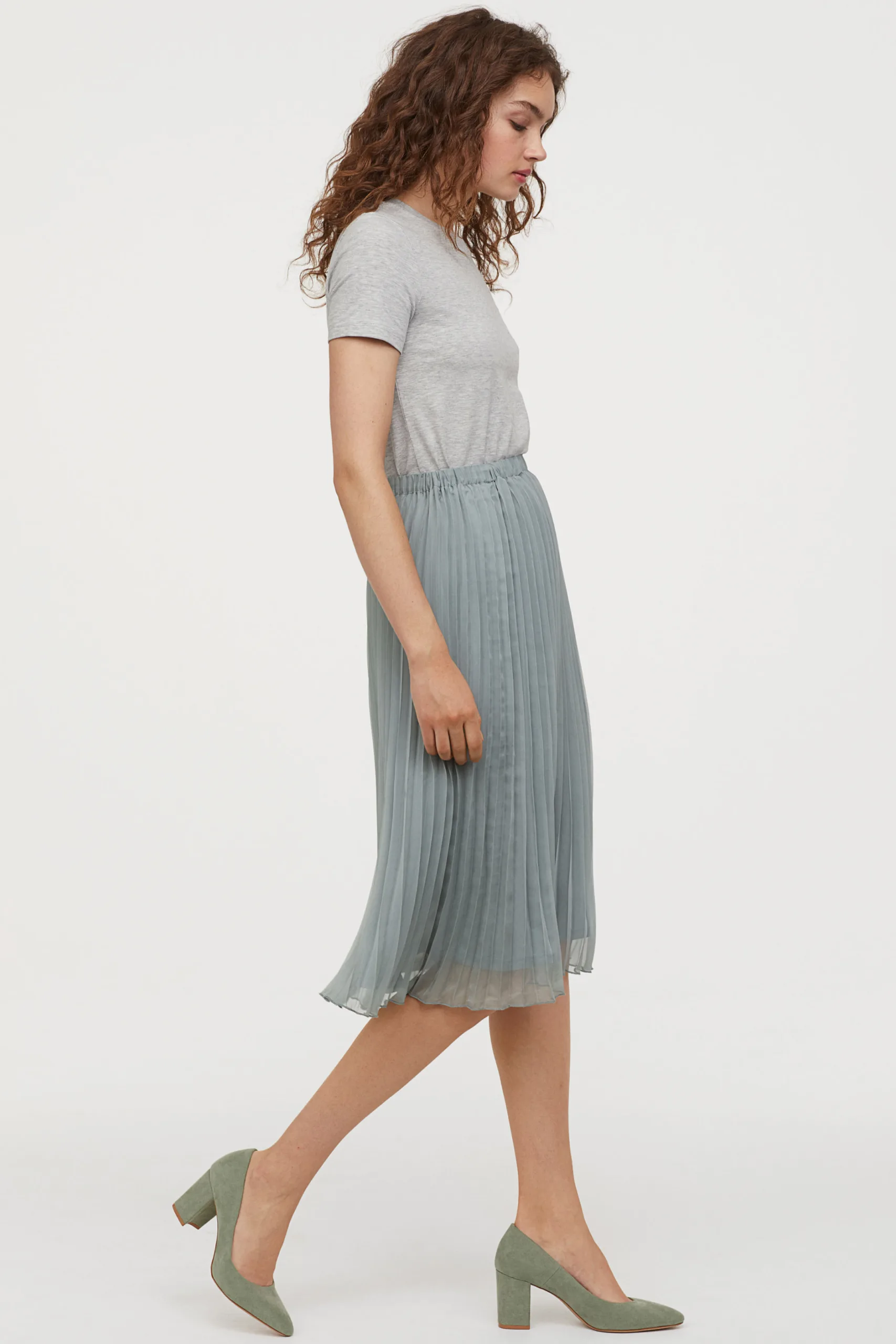 Spring 2019 fashion trends: Pleated skirts and dresses are hot and we found this super affordable pleated skirt at H&M in three pretty colors