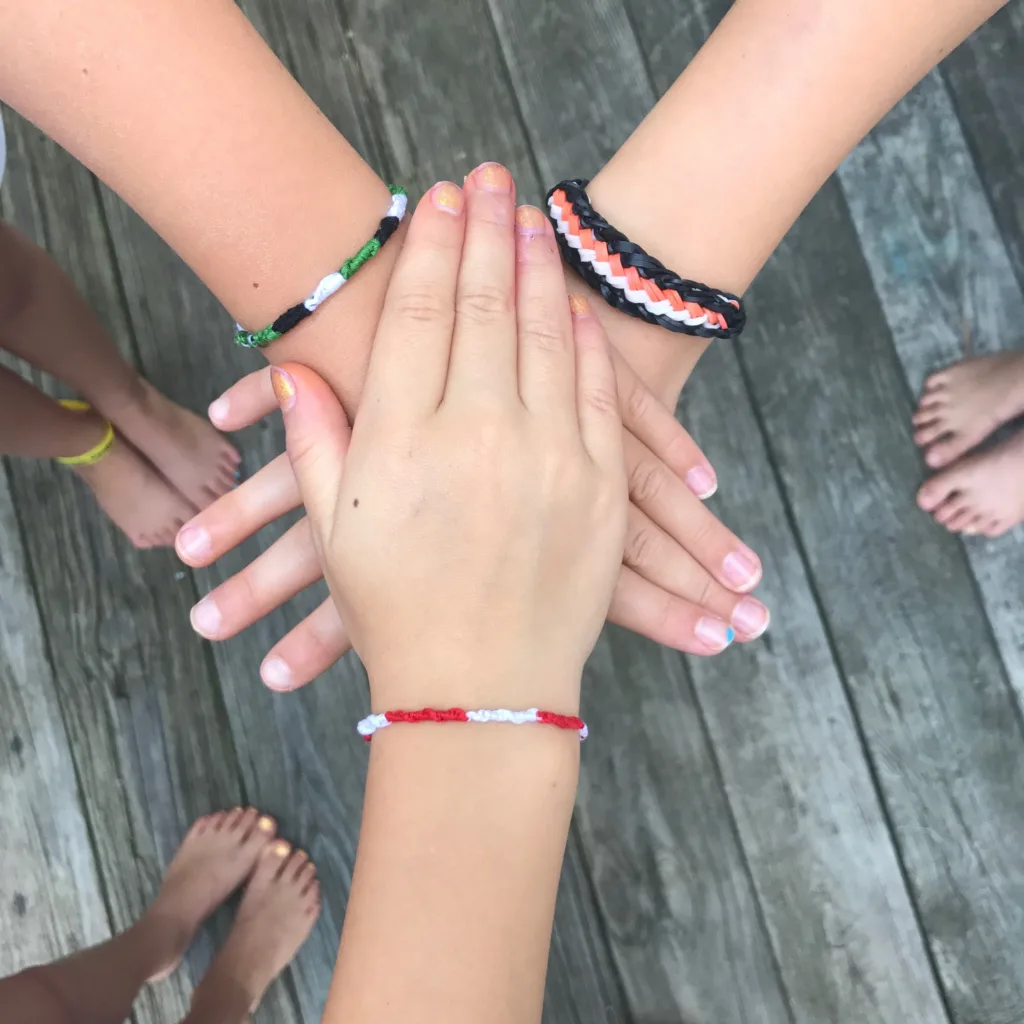 8 subtle ways kids can show their team spirit: Friendship bracelets and Rainbow Loom bands