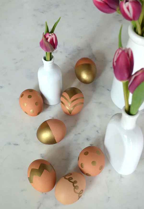 Sharpie Easter eggs: Dotted silhouette idea from Cutesy Crafts