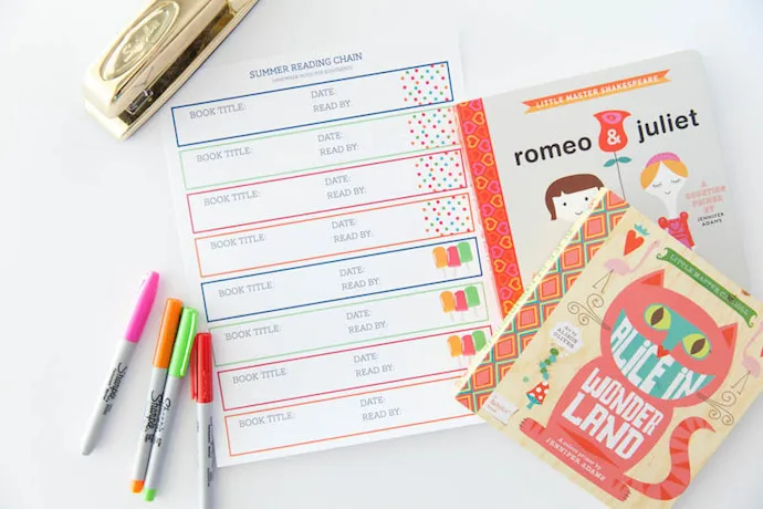 Printable paper chain book log from Eighteen25: So clever!