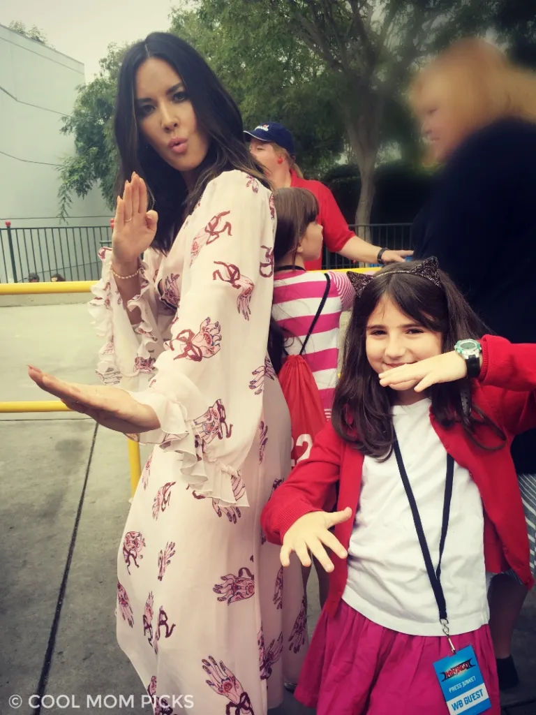 Oliva Munn giving ninja lessons to Sage at the LEGO NINJAGO Movie premiere | © Cool Mom Picks