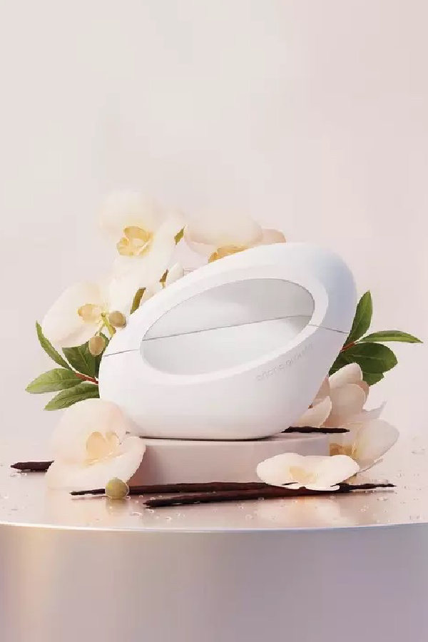 Best gifts for girlfriends: Ariana Grande Mod Vanilla scent is beloved by beauty editors!
