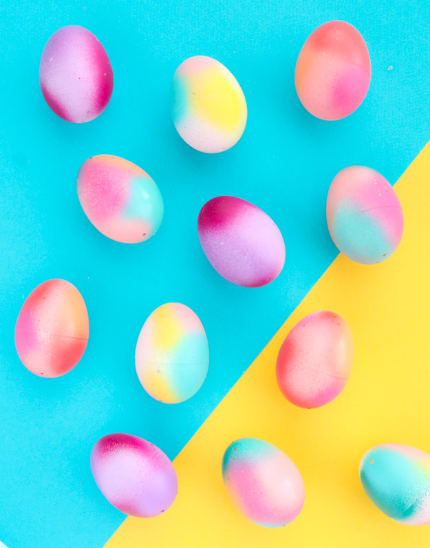 Gorgeous no-dye Easter eggs: DIY gradient Easter eggs | A Kailo Chic Life