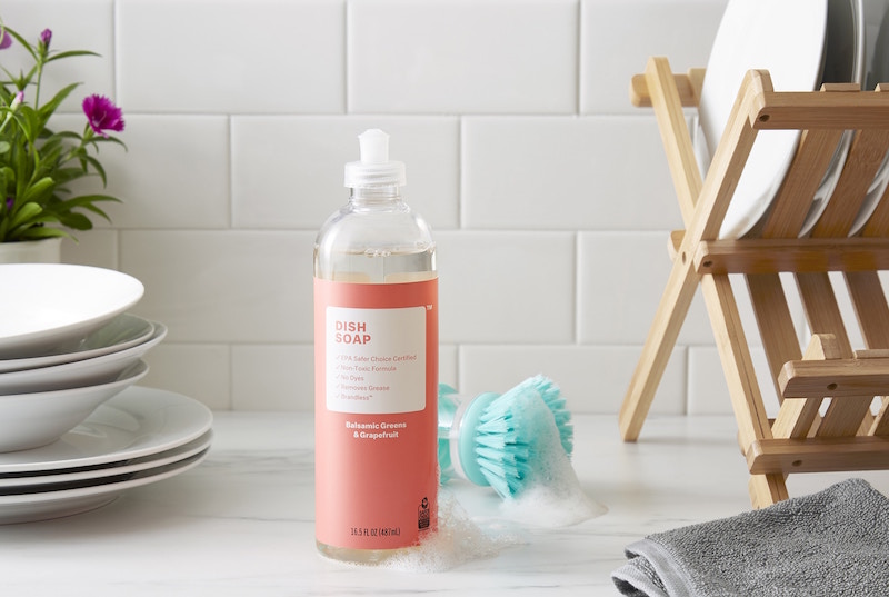 Non-toxic cleaning-products by Brandless include this Balsamic Greens and Grapefruit dish soap.