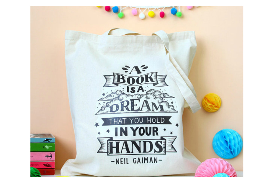 Totes for book nerds: Neil Gaiman Dream tote | Fable and Black