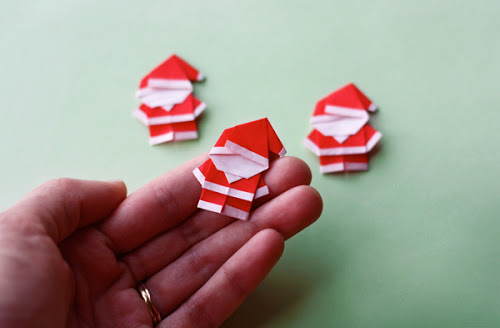 Origami ornaments: Tiny Origami Santas | How About Orange