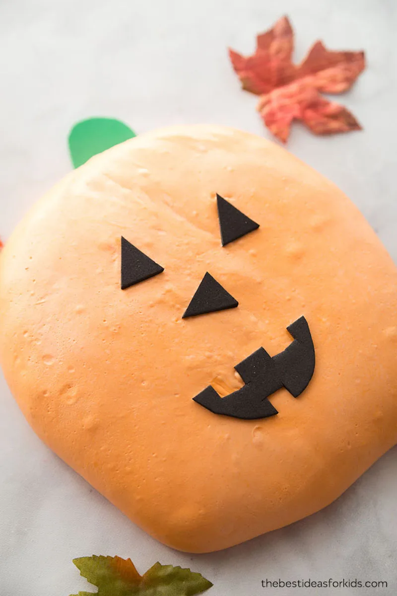 Halloween crafts for kids: Fluffy pumpkin slime at the Best Ideas for Kids